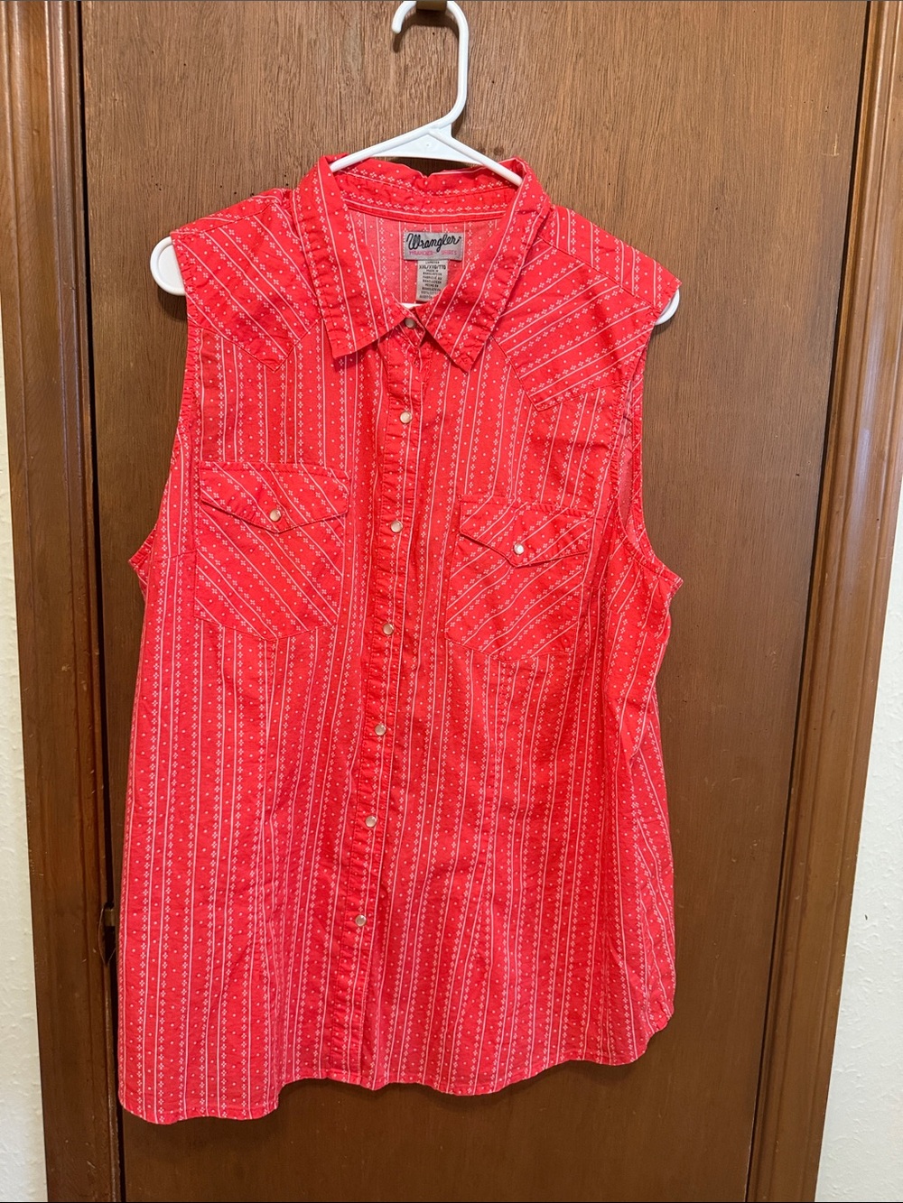 Wrangler sleeveless coral pearl snap top